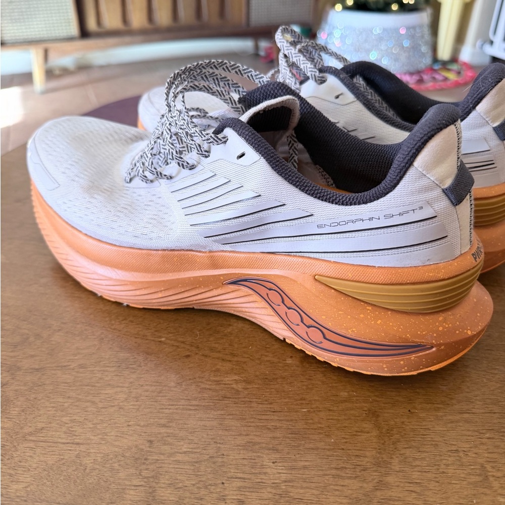 SAUCONY RUNNING SHOES. (SIZE 12) - Picture 5 of 11